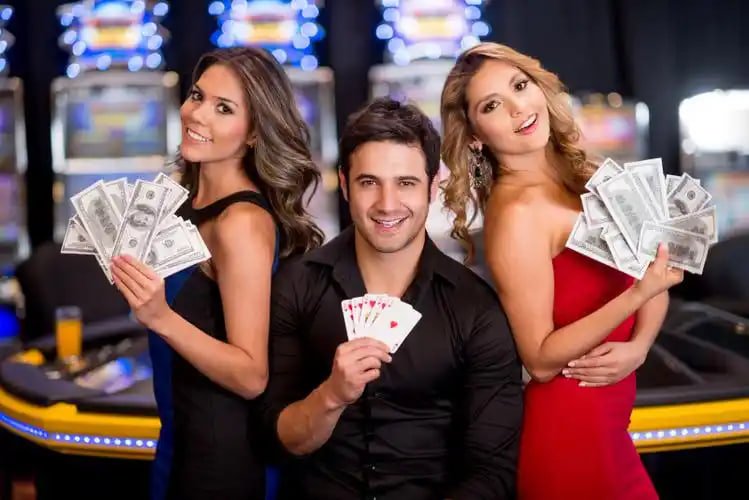 Bộ sưu tập các tựa game slot nhiều màu sắc trên nền tối huyền bí