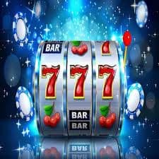 Màn hình game slot rực rỡ với biểu tượng hoa quả và vòng quay nhiều màu sắc